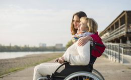 Fille accompagnant sa mère âgée