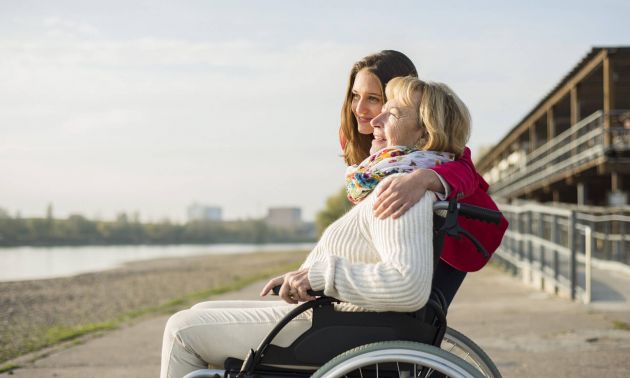 Fille accompagnant sa mère âgée
